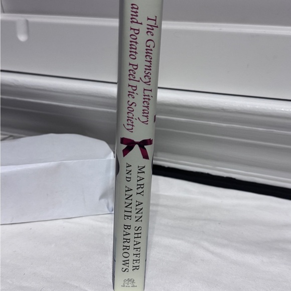 📚✨ Vintage 2008 Hardcover – The Guernsey Literary and Potato Peel Pie Society ✨ - Picture 5 of 16